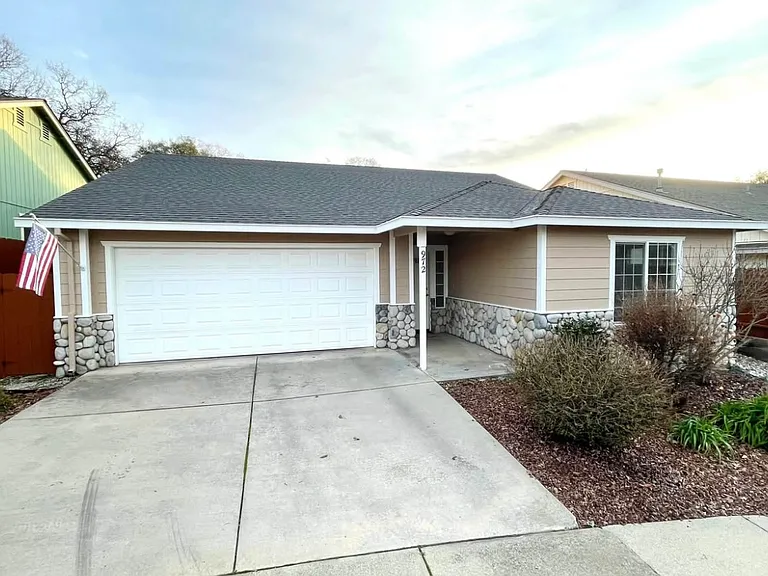 Country Ln — Photo 1