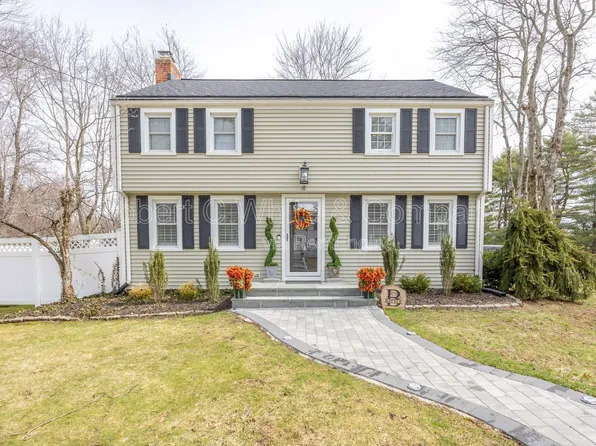 4 Trotwood Dr, West Hartford, CT 06117