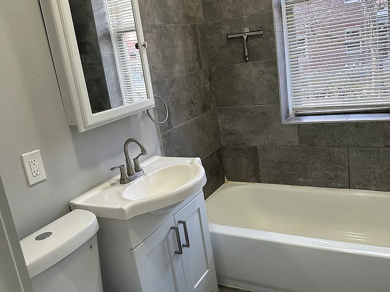200-15 W Sedgwick St #102 — Photo 8
