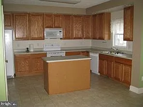 28 Grassland St — Photo 2