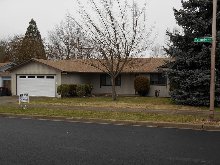 2315 Temple Dr — Photo 2