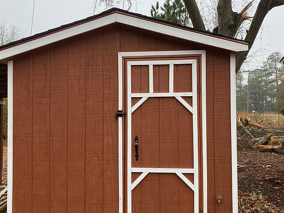 This is the well house with electricity and plug in. NO WATER BILL NOR SEWER.