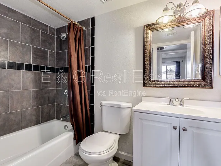 2149 E 10th St #3 — Photo 9