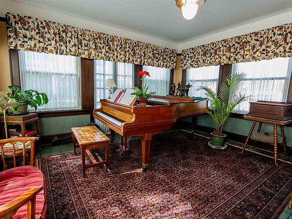 5th image of 1027 East Ave