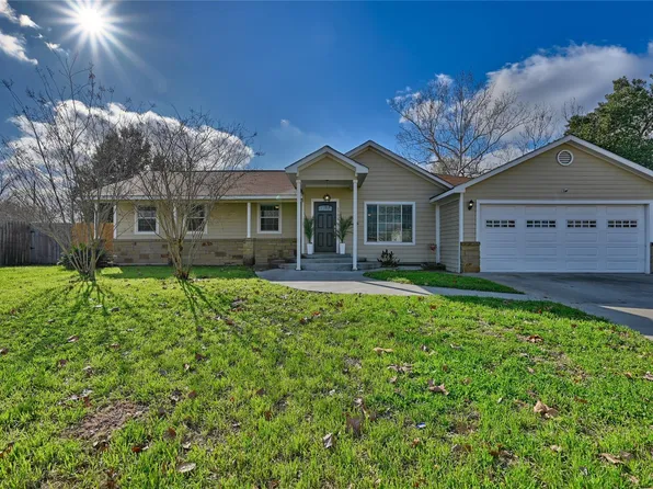 1702 Rampart St, Columbus, TX 78934