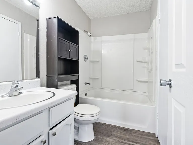 Leavitt Park Apartments - Waterloo, IA — Photo 15