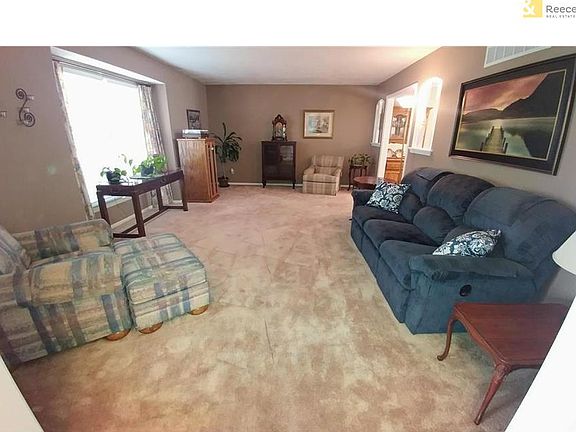 Extra large living room ~ great for entertaining guests.