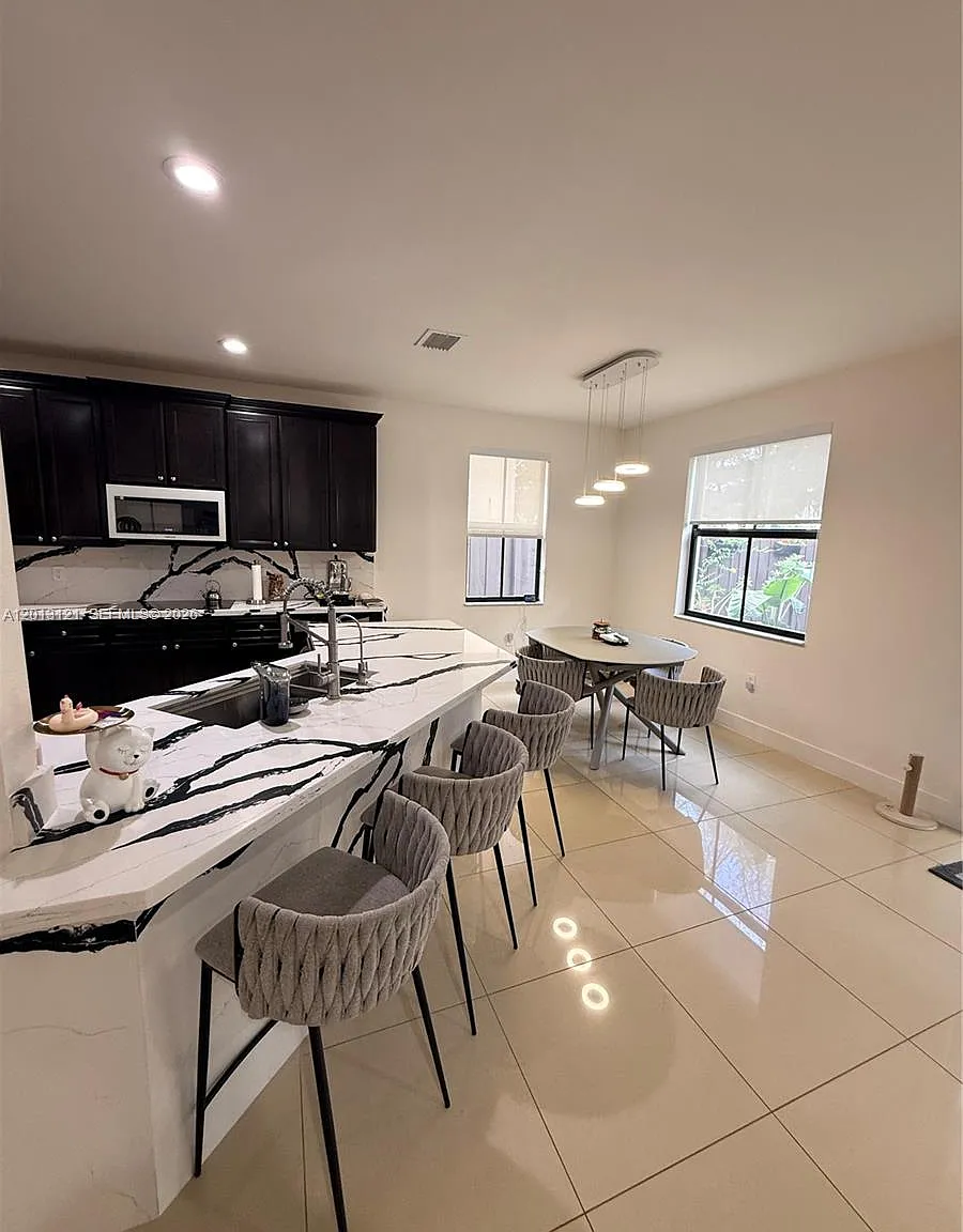 4 bed, 3.5 bath, 2650 sqft, $5,800 — Photo 3