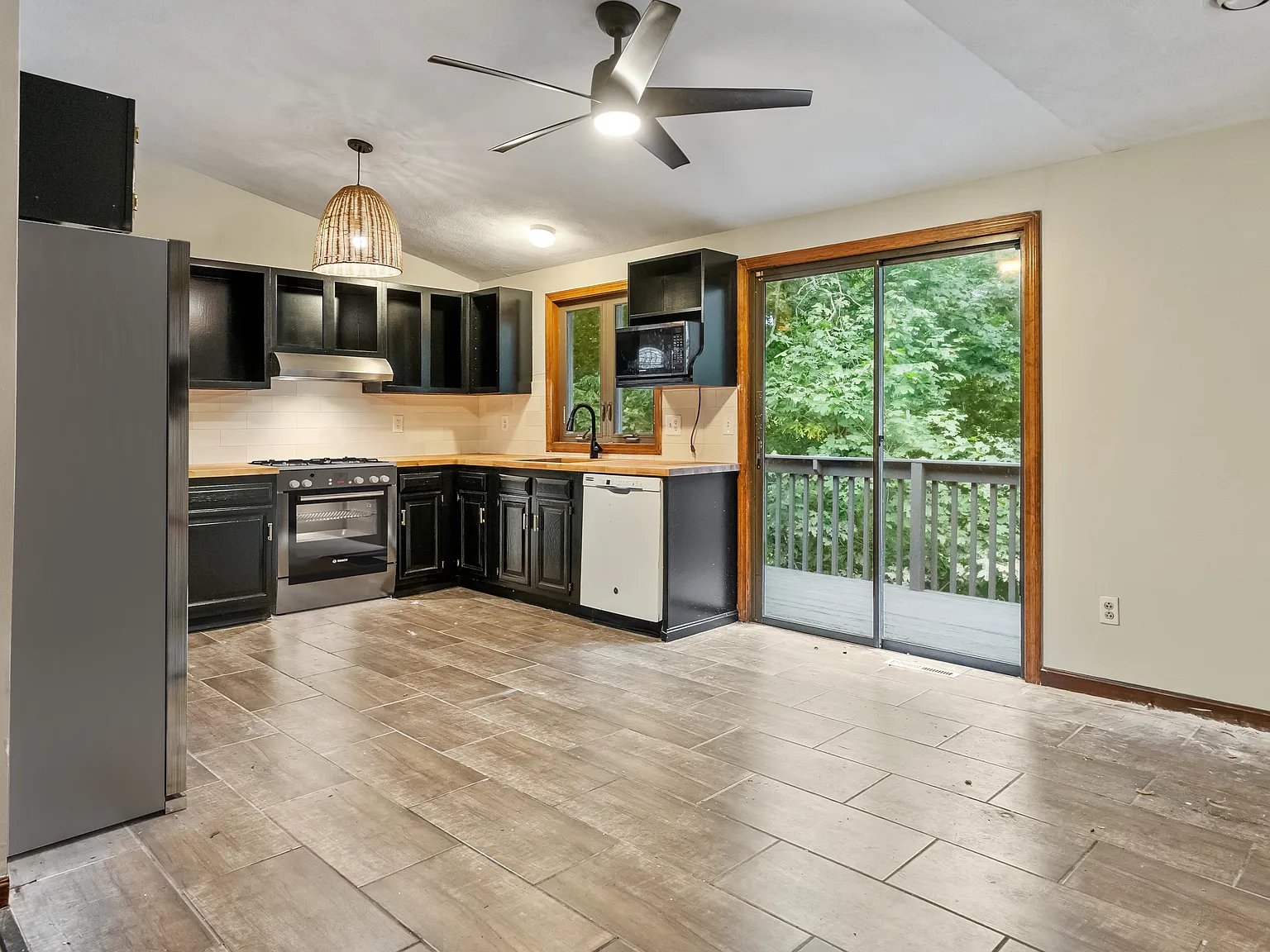 2 bed, 1000 sqft, $2,000 — Photo 1