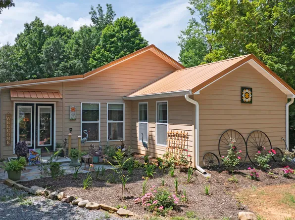 150 4th St, Tellico Plains, TN 37385