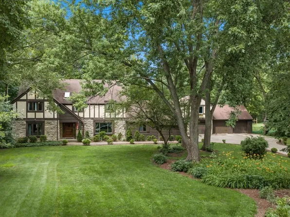 5N284 Oak Rd, St Charles, IL 60175