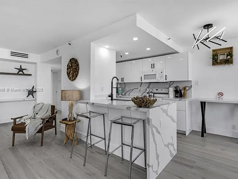 2555 Collins Avenue Cu #2200 — Photo 19