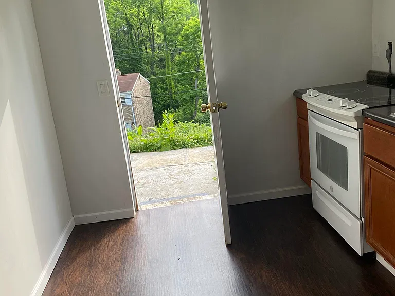 61 Pointview Rd #1 — Photo 26