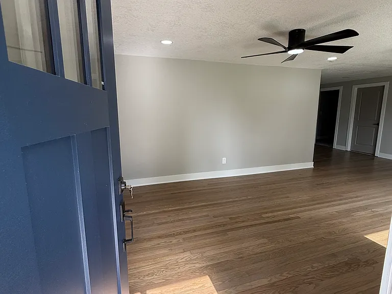608 S Olive St — Photo 2