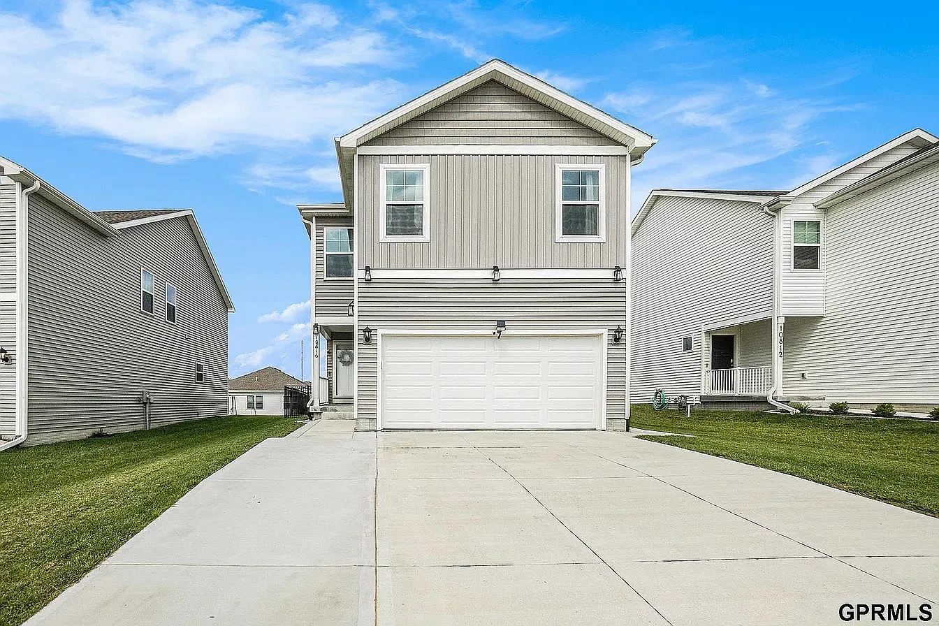 4 bed, 2.5 bath, 2247 sqft, $2,800 — Photo 2