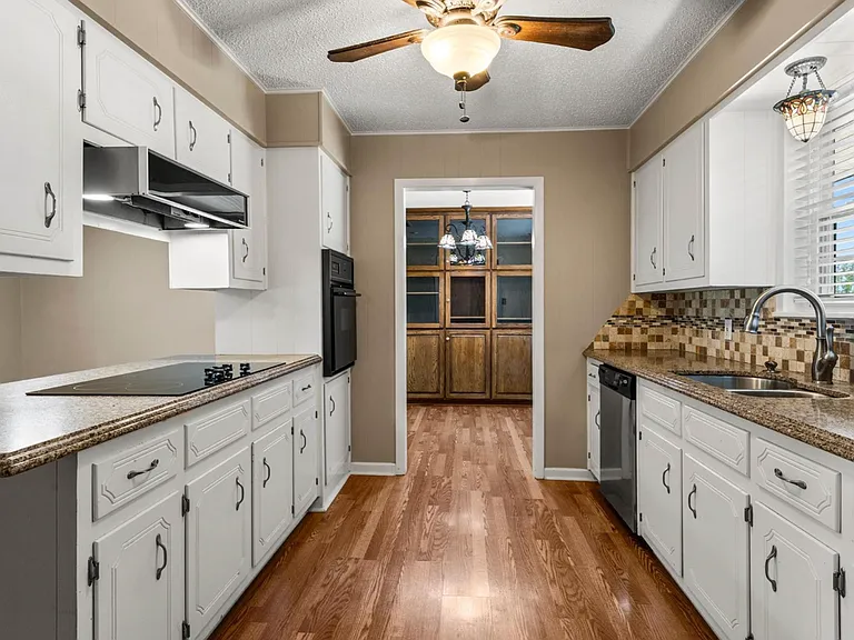 436 Topeka Dr — Photo 5