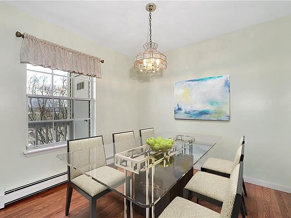 2nd image of 20 Lexington Hl Unit 4