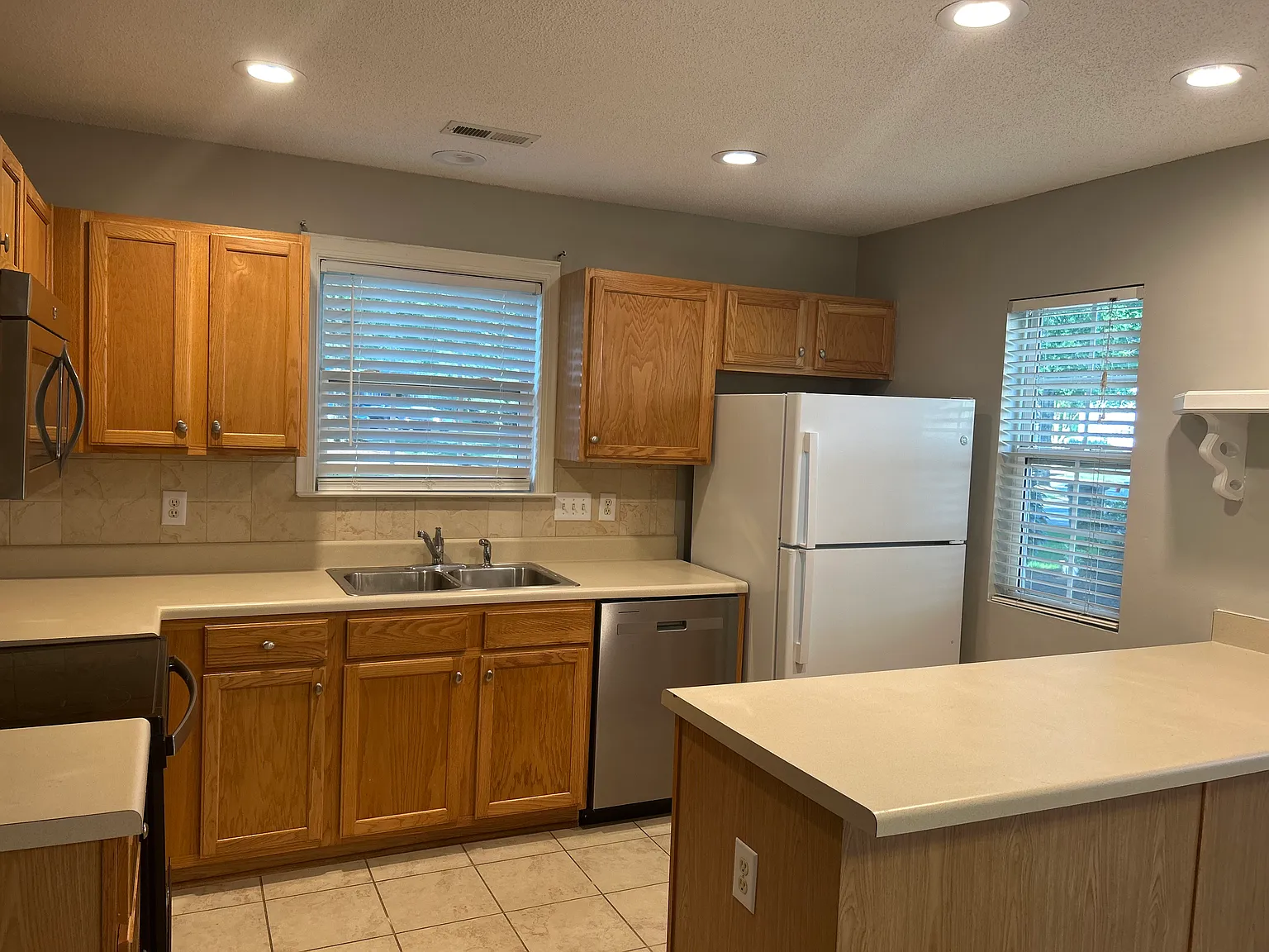 3 bed, 2.5 bath, 1323 sqft, $1,620 — Photo 2
