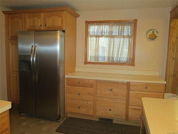 5th image of 252 Chamberlin Dr