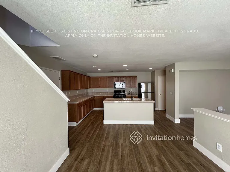 3043 Roadrunner Dr — Photo 4