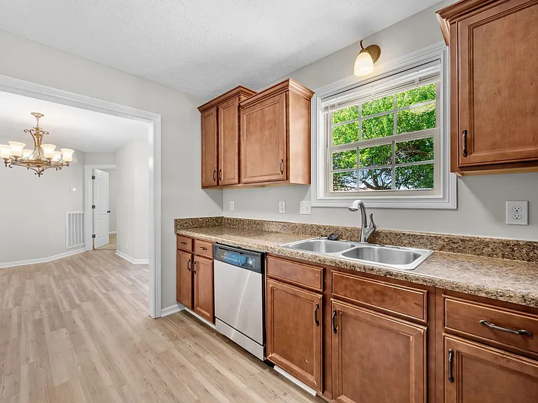 552 Falkland Cir — Photo 11