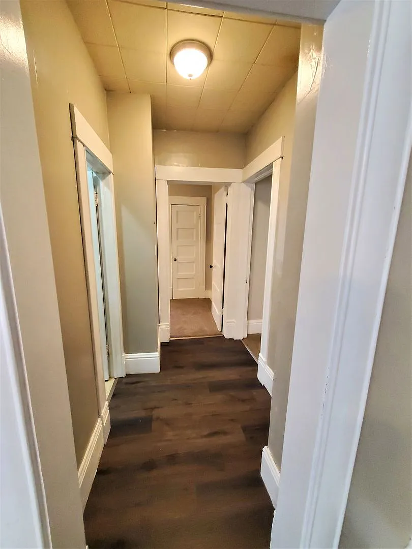 Remodeled 2 Bd with huge kitchen, dining room and living room — Photo 1