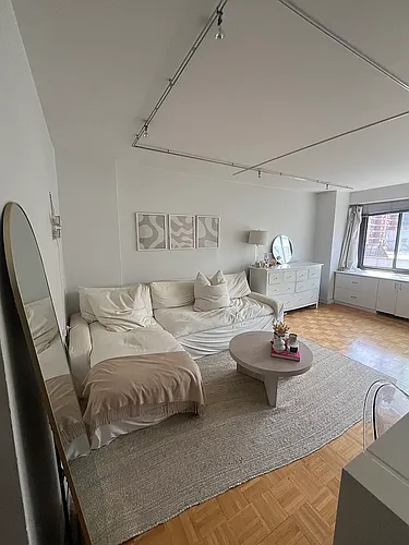201 W 21st St #6H Photo 1