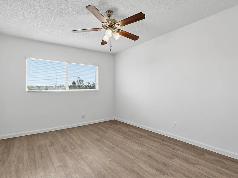 Pet Friendly Apartment Complex in South LA - Gated Parking, Laundry In-Units, Manager On-Site — Photo 18
