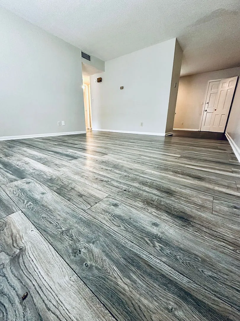 3328 Pinewood — Photo 2