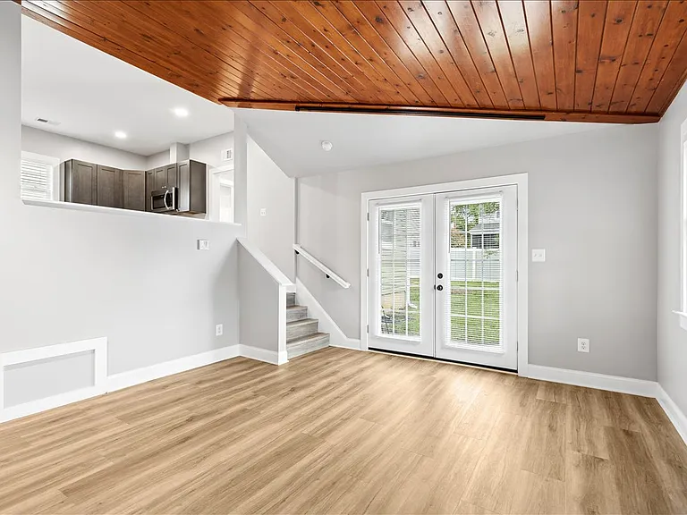 1621 Bentley Rd — Photo 2
