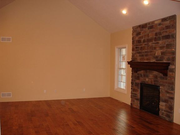5th image of 109 Crab Apple Dr