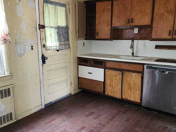 5th image of 156 Brookside Ave.