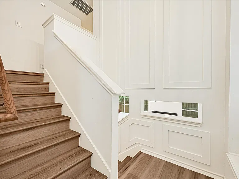 146 S Walden Elms Cir — Photo 3