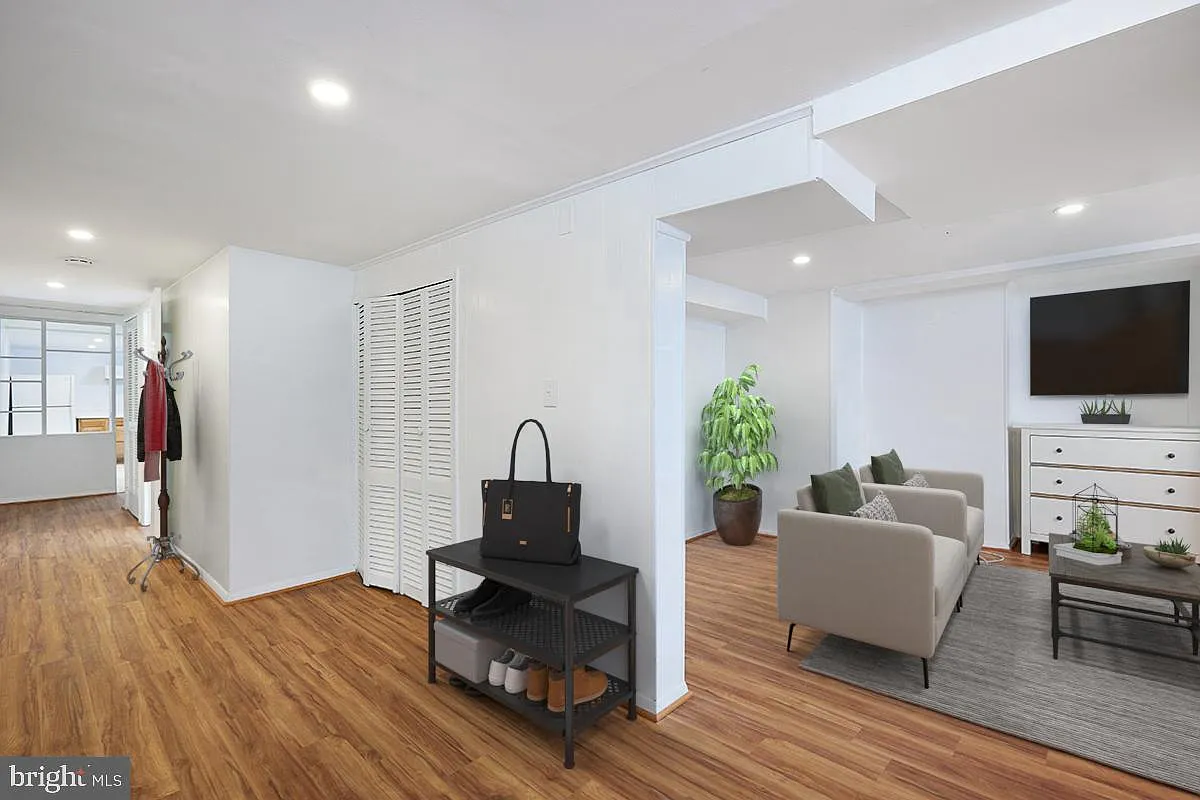 1 bed, 1.0 bath, 934 sqft, $1,850 — Photo 2