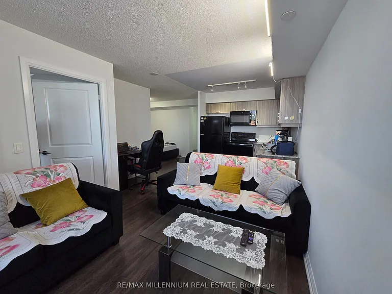 30 Meadowglen Pl #214 — Photo 7