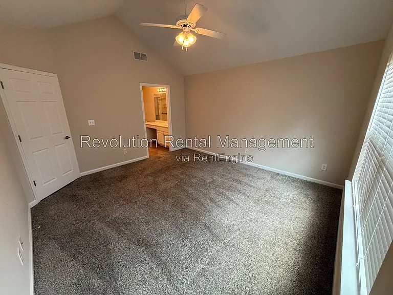 302 Gladstone Dr — Photo 6