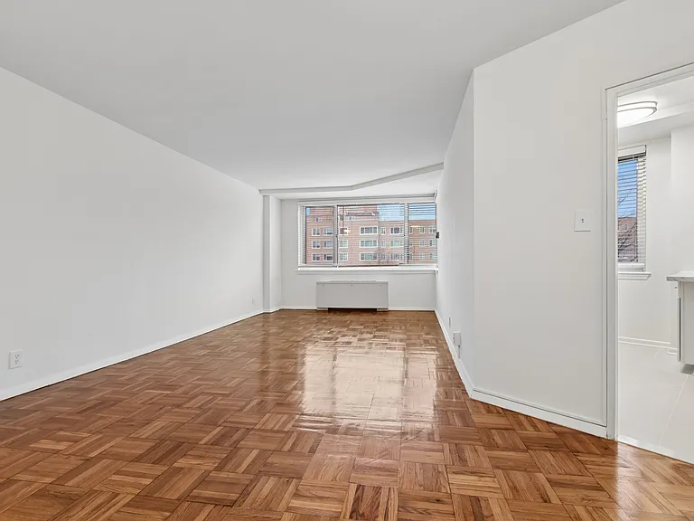 Quebec House Apartments — Photo 18
