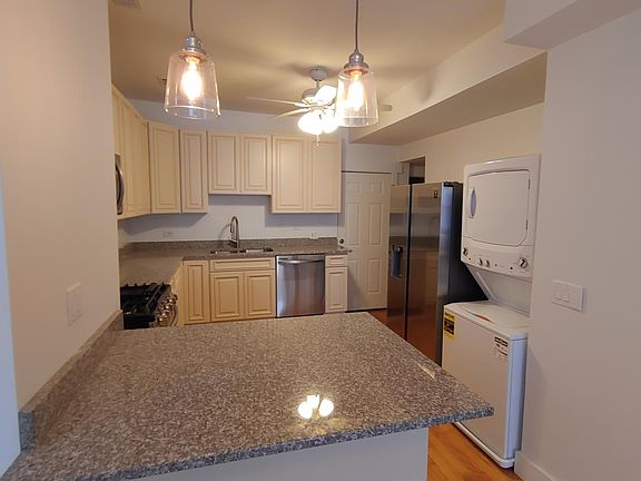 4th image of 3916 N Ashland Ave #2F