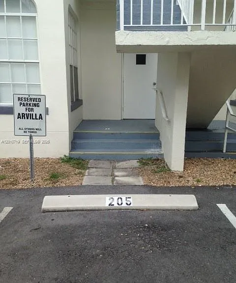 1127 Euclid Ave #205 — Photo 12