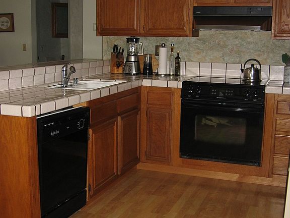 Kitchen w/Newer Appliances 