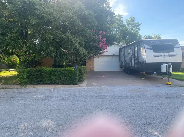 210 Shoshone St, Comanche, TX 76442