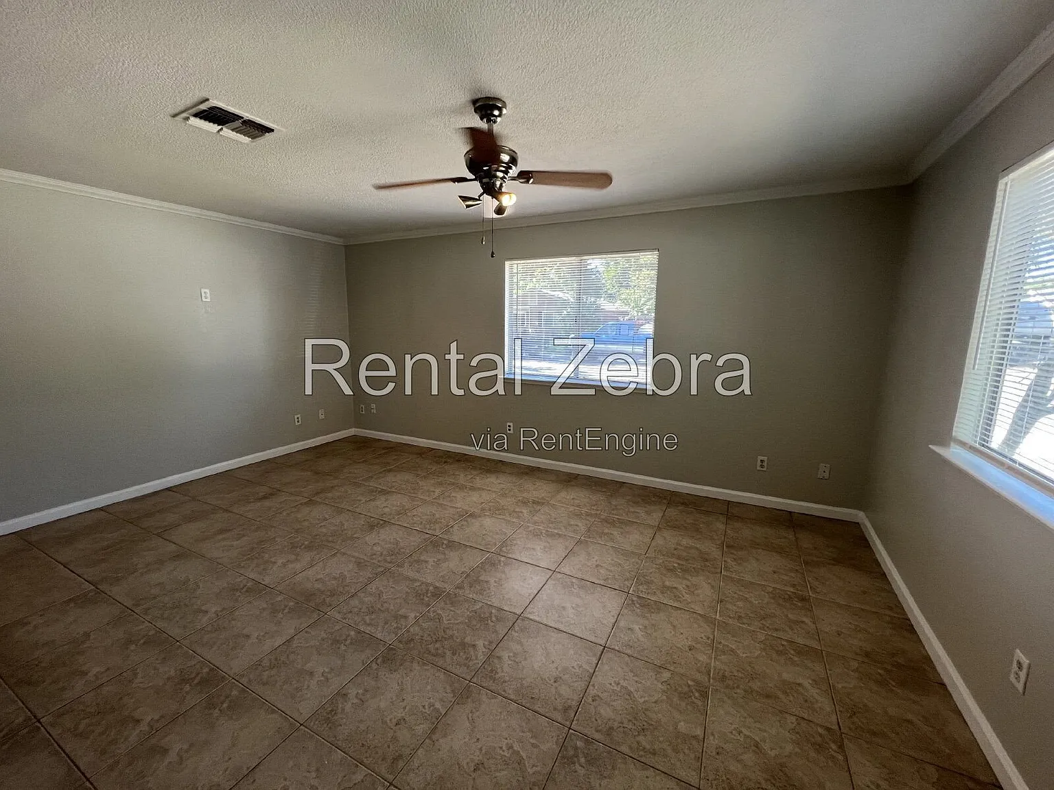 3 bed, 2.0 bath, 1200 sqft, $2,139 — Photo 2