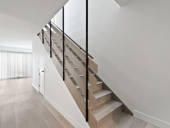 4th image of 712 S Fernwood St #20