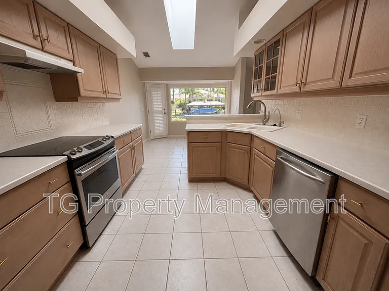 20 Clarendon Ct N — Photo 12
