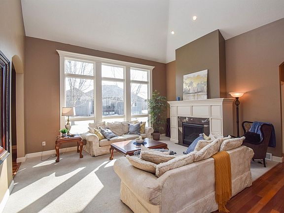 3rd image of 300 E Pinehurst Dr