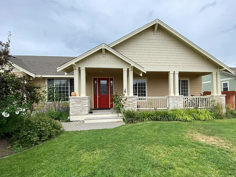 2405 N Lilac Way — Photo 2