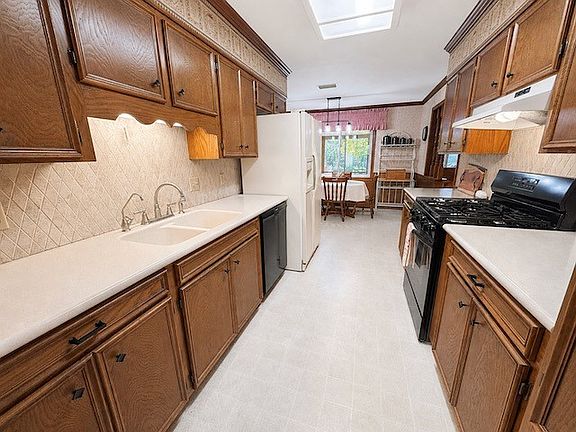5th image of 9813 High Point Dr
