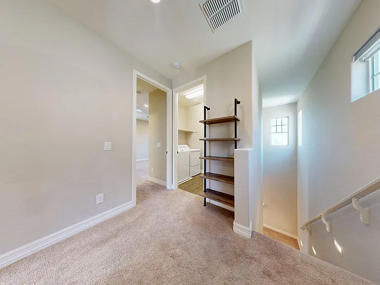 209 E Beatryce St — Photo 26