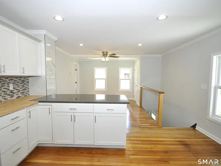 17 Hough St — Photo 2