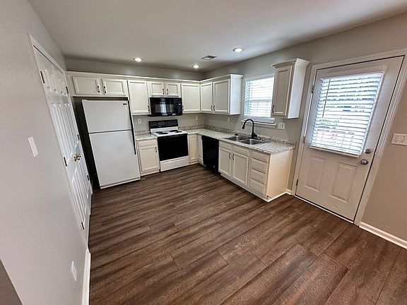 4th image of 3049 Mapleleaf Park